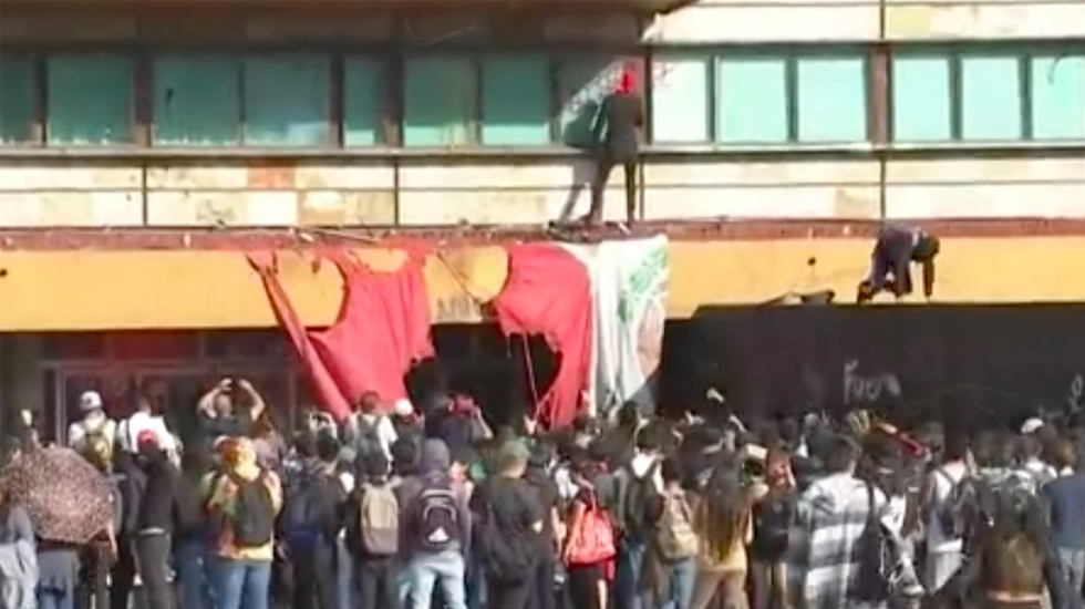 Encapuchados vandalizan Rectoría y queman bandera de México