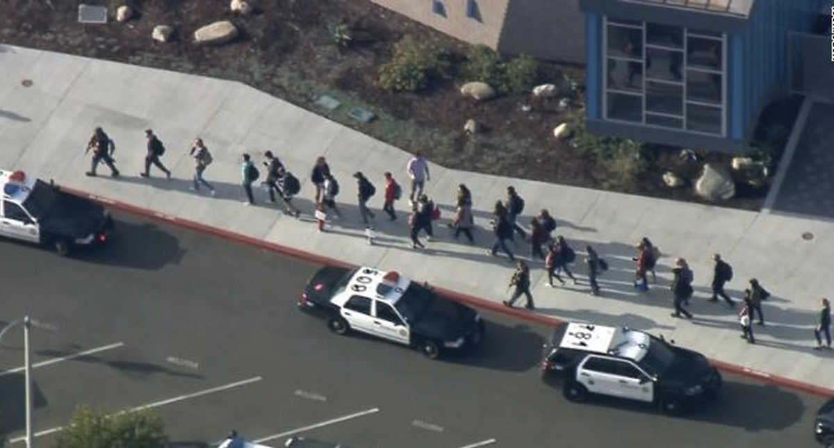 Dos muertos por tiroteo en escuela de Los Ángeles