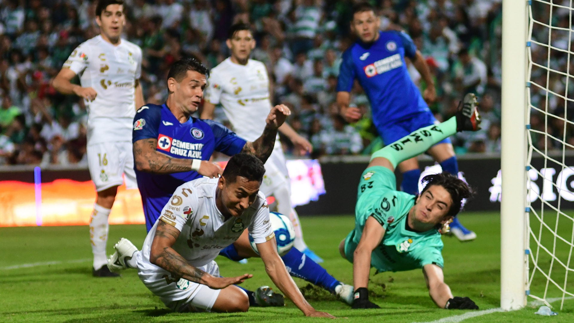 Santos derrota a Cruz Azul y se amarra al primer lugar de la clasificación - santos-partido-cruz-azul-liga-mx-2