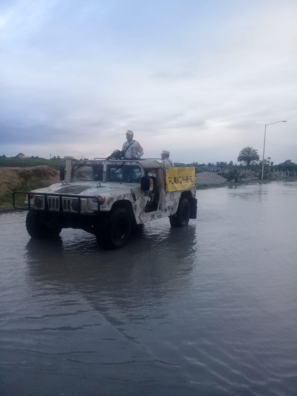Continúan labores de rescate tras el paso de Raymond en BC - sedena-01