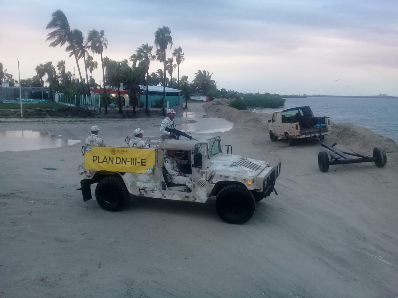 Continúan labores de rescate tras el paso de Raymond en BC - sedena-03