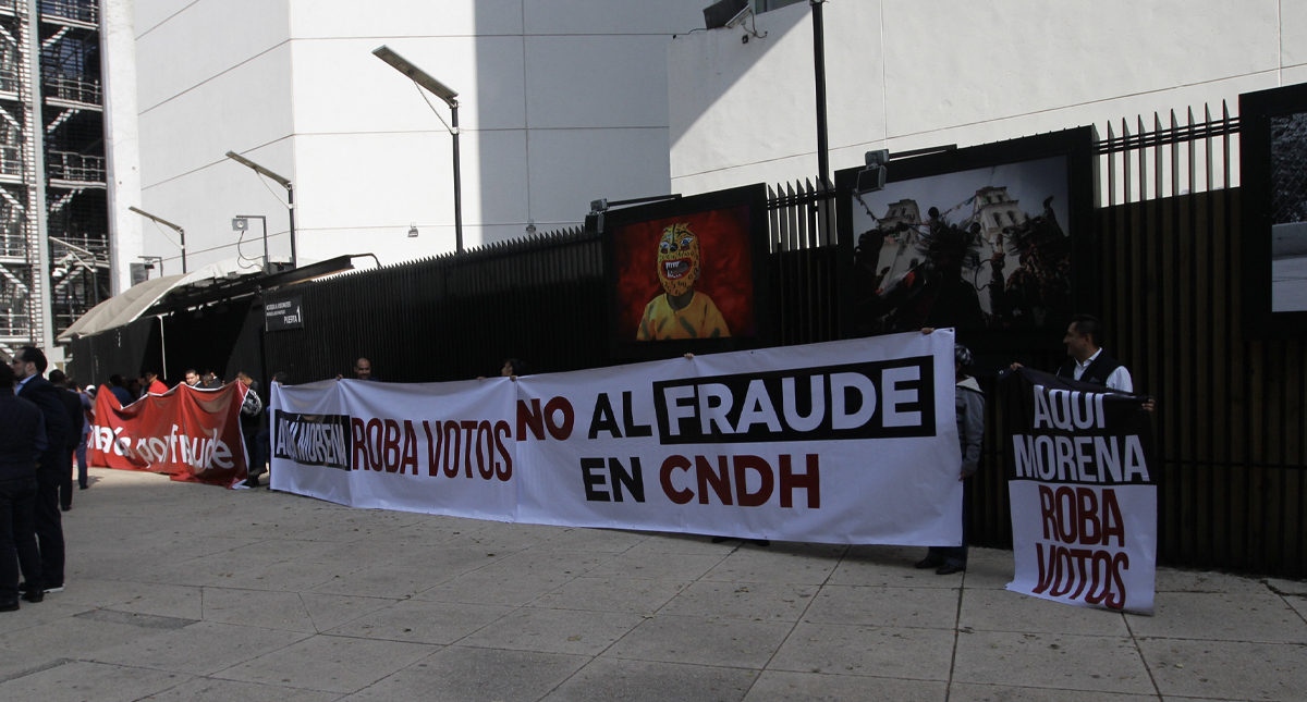 Panistas se manifiestan afuera del Senado contra toma de protesta de Piedra Ibarra