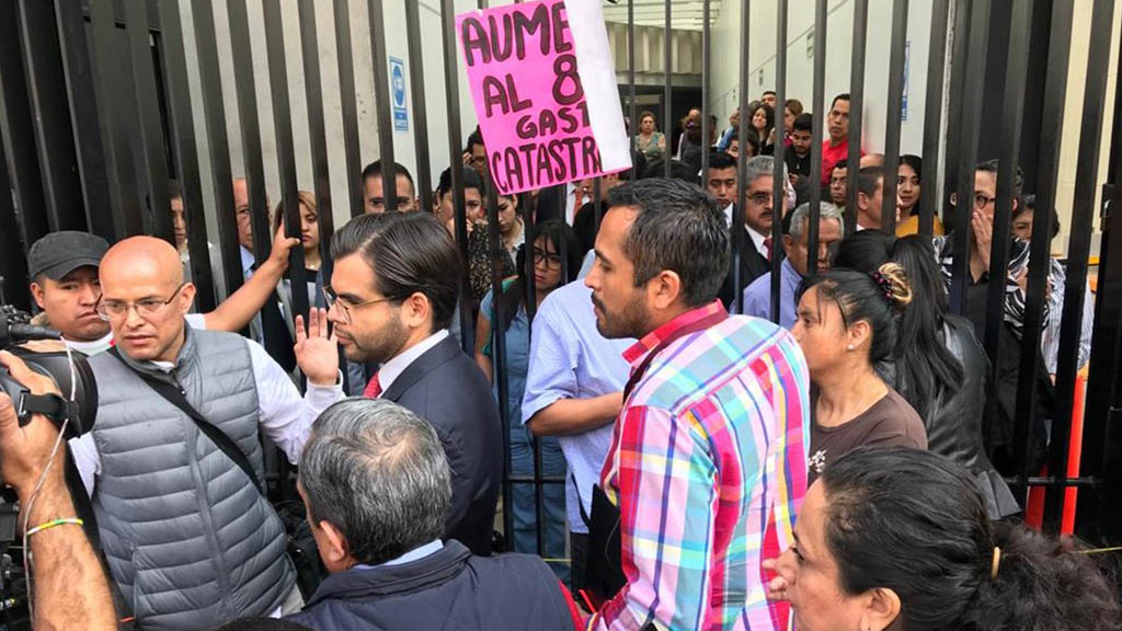 Padres de niños con cáncer realizan bloqueo en el Senado