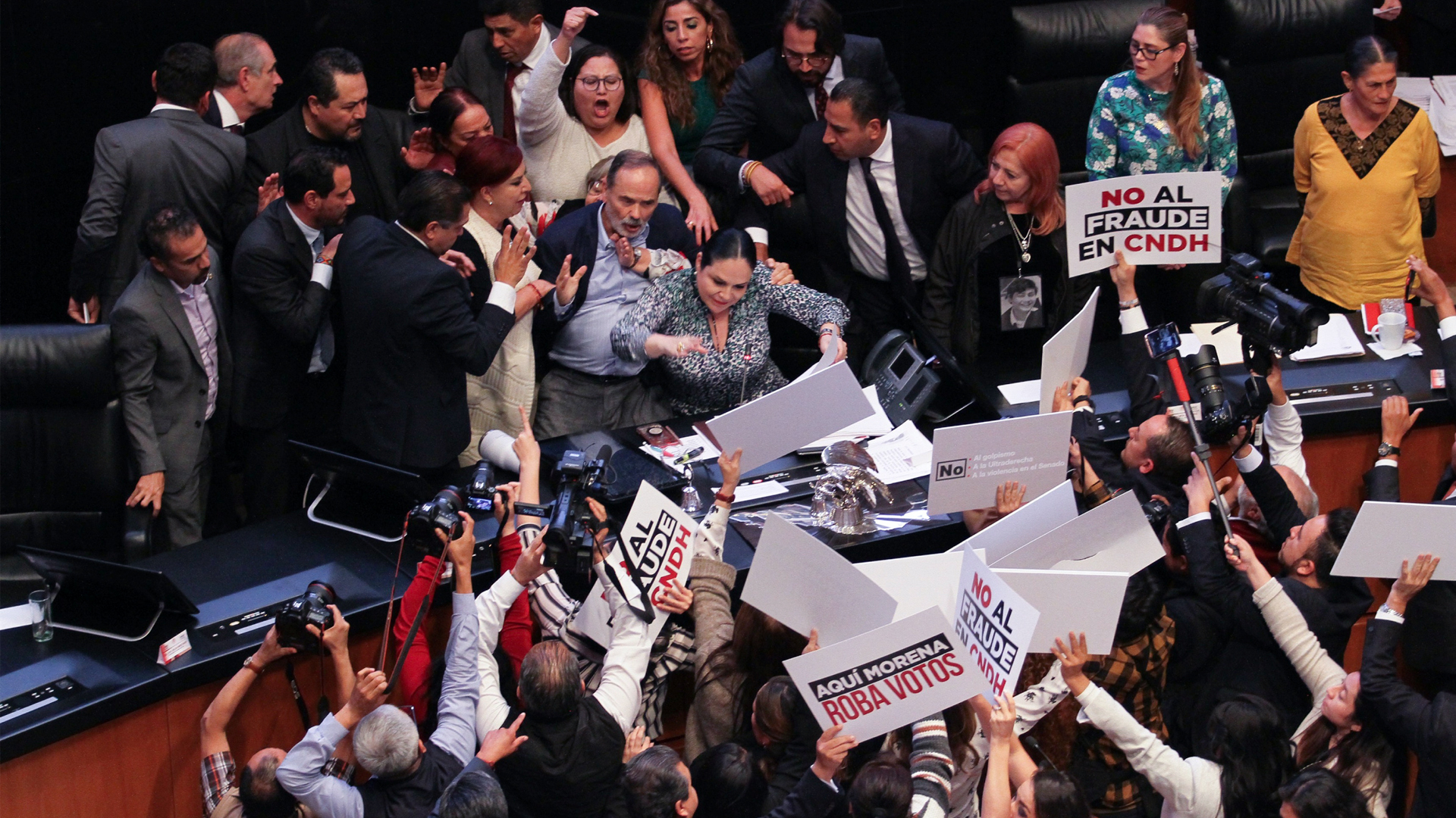 Entre jaloneos y gritos de fraude, Rosario Piedra rinde protesta como presidenta de la CNDH