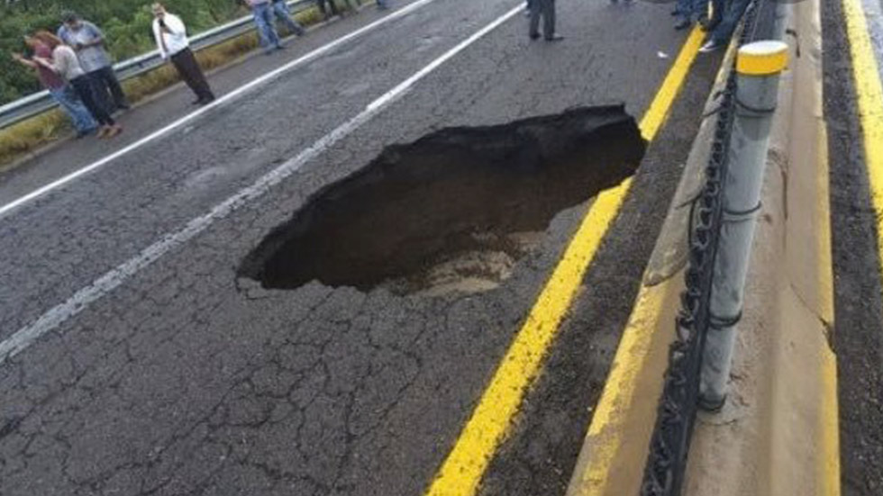 Sonora pide declaratoria de emergencia para cuatro municipios - socavon-en-la-autopista-culiacan-mazatlan