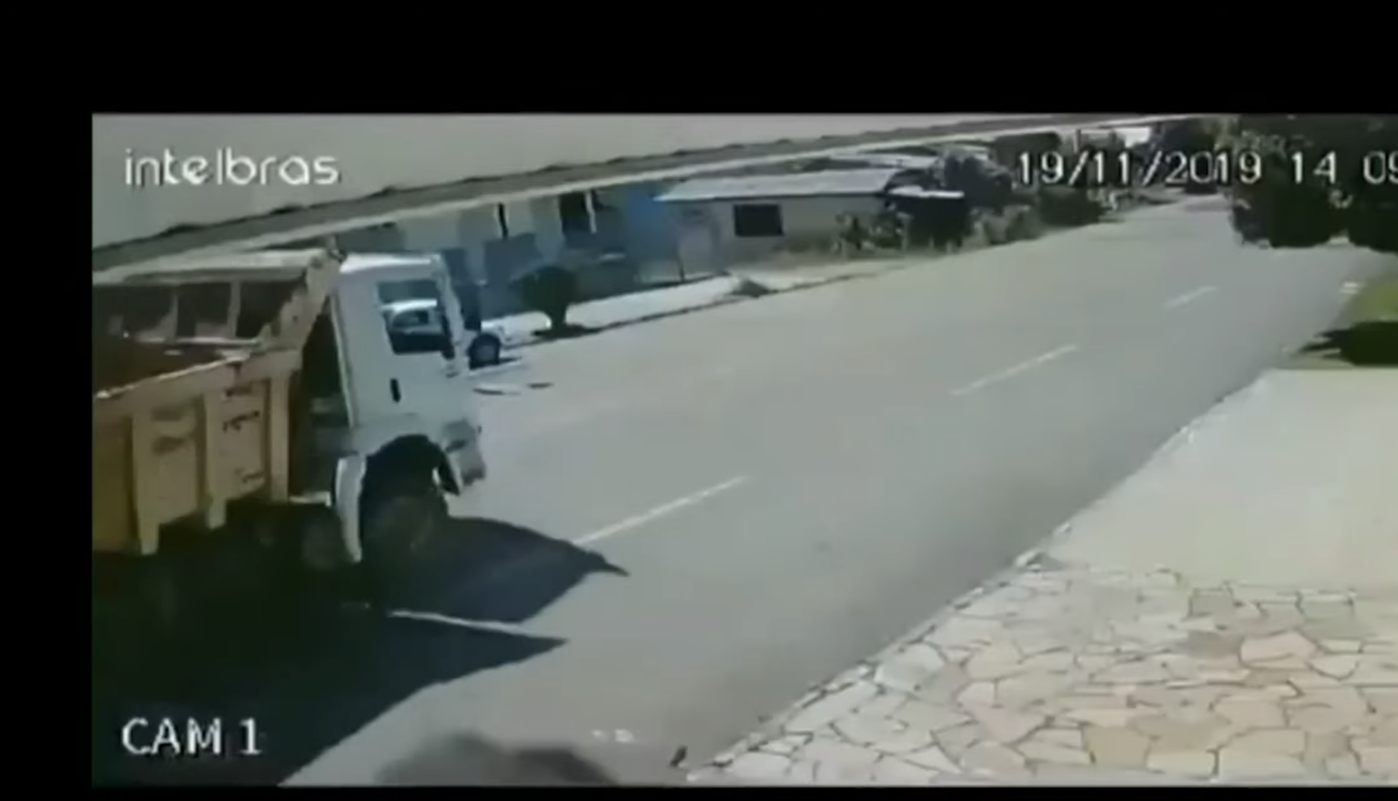 Coche cae en socavón en Brasil