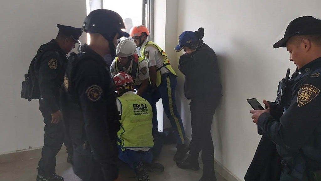 Policías evitan que hombre se arroje de edificio en el Centro