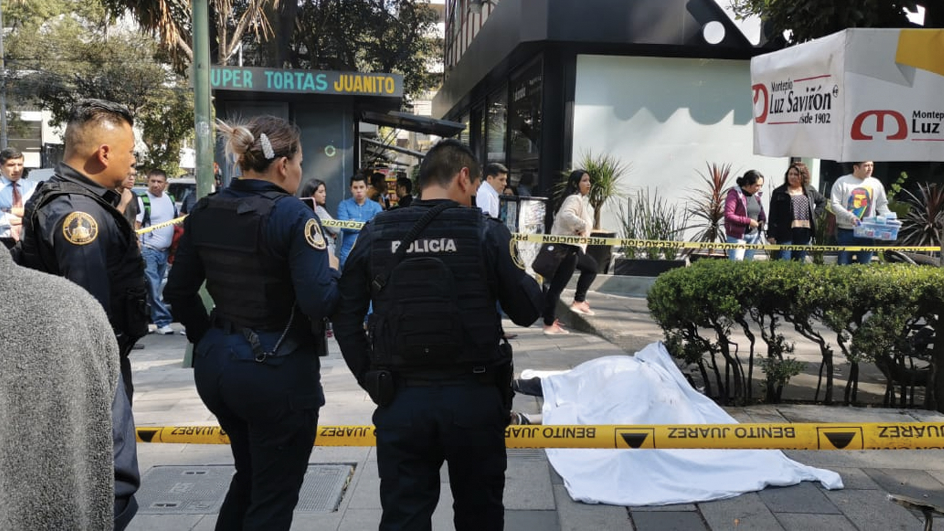 Hombre se suicida saltando de edificio en Benito Juárez