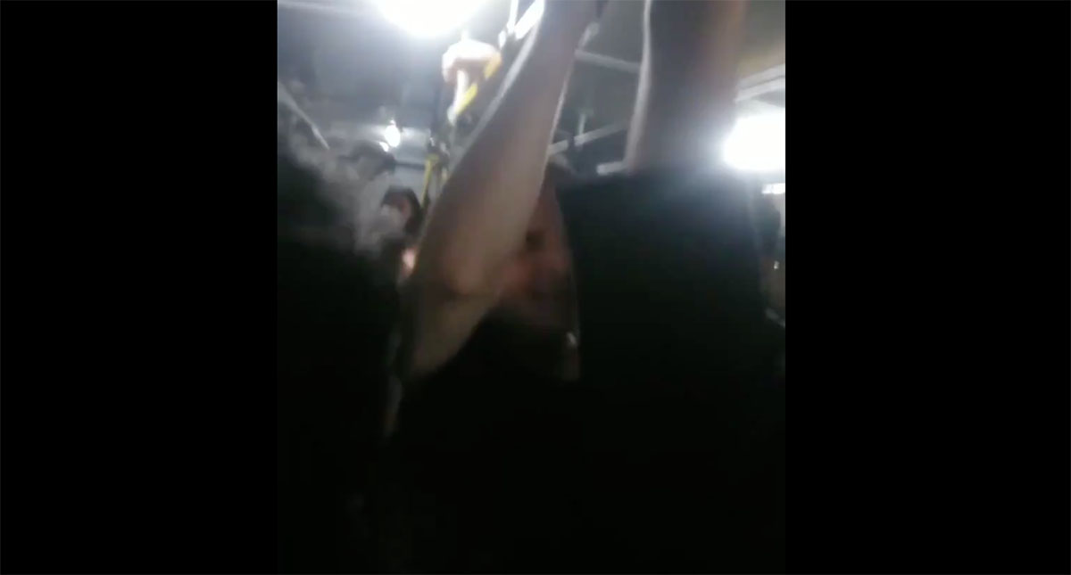 #Video Detienen a sujeto que grababa piernas a mujeres en Pumabús