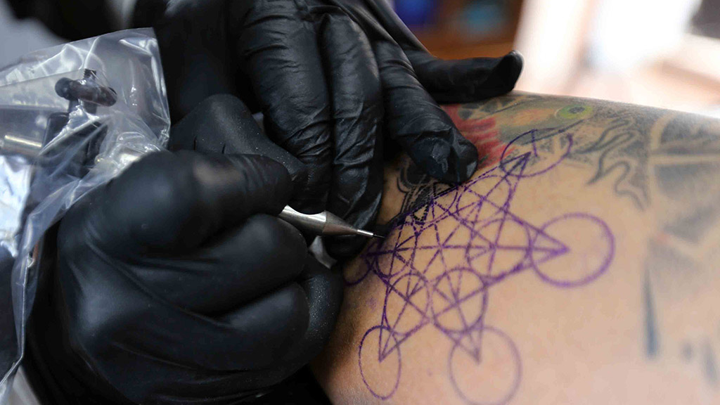 Ciudad de México pide a Cofepris revisar puestos de tatuajes en tianguis
