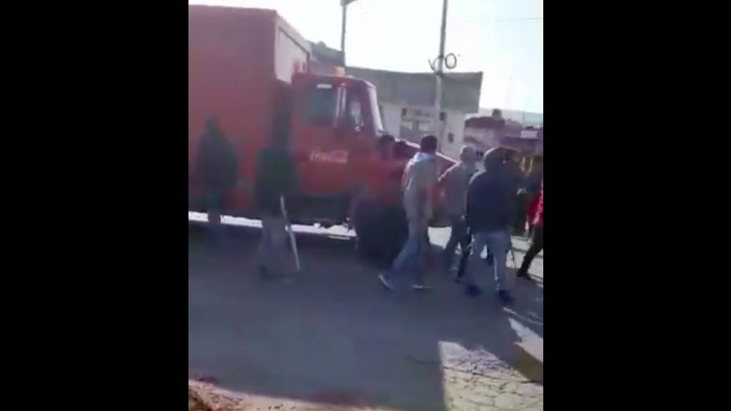 Normalistas de Tenería secuestran camiones repartidores