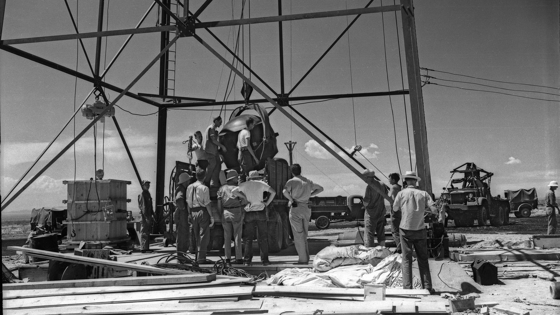 Descubren nuevo espía en programa nuclear de EE.UU. durante la Guerra Fría - the-gadget-primer-dispositivo-atomico-montado-en-una-torre-de-los-alamos-nuevo-mexico