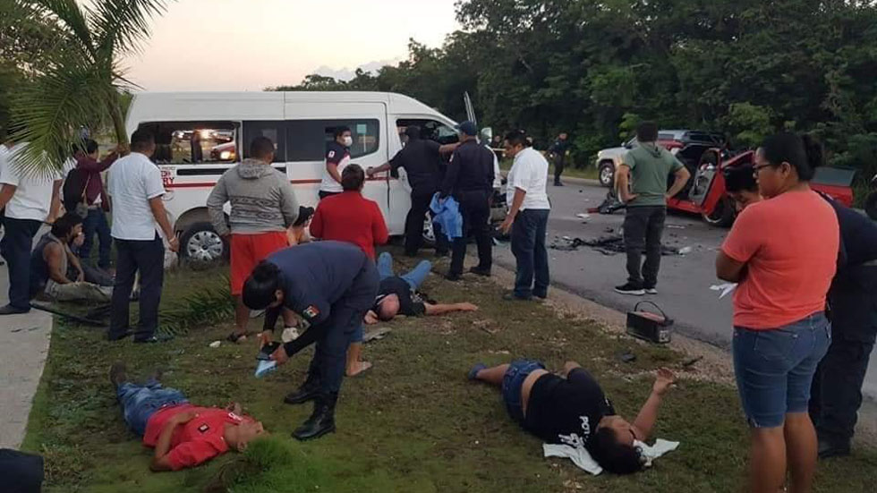 Choque deja una mujer muerta en carretera de Tulum - trabajadores-del-sindicato-tiburones-del-caribe-heridos