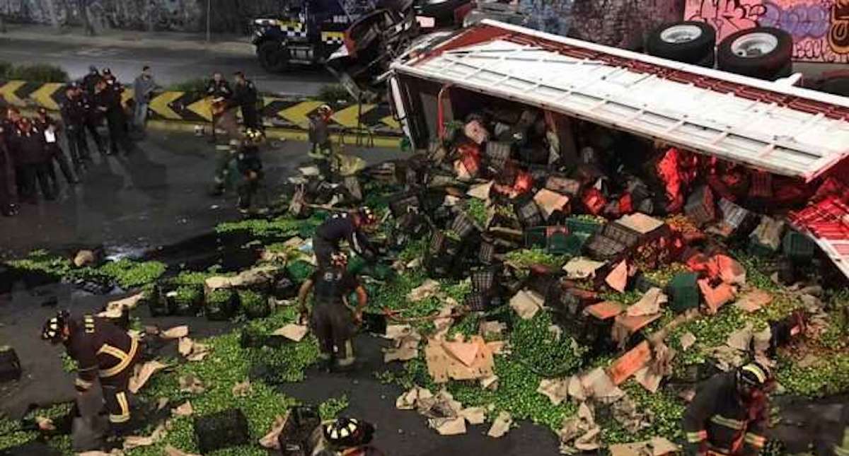 Vuelca tráiler con 17 toneladas de limón en avenida Observatorio