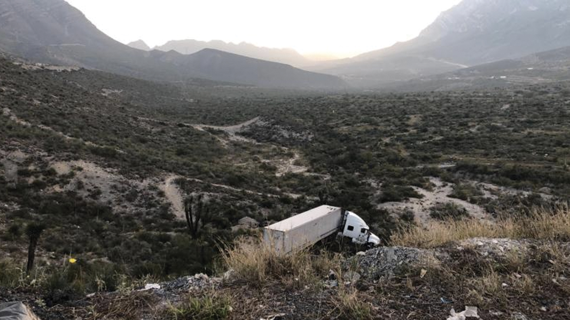 #Video Chofer se salva de morir después de que su tráiler cayera a barranco