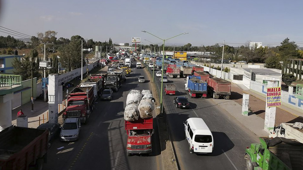 Sindicalizados se mantienen en inmediaciones de Santa Lucía - transportistas-en-inmediaciones-de-la-base-aerea-de-santa-lucia-el-jueves-28-de-nov