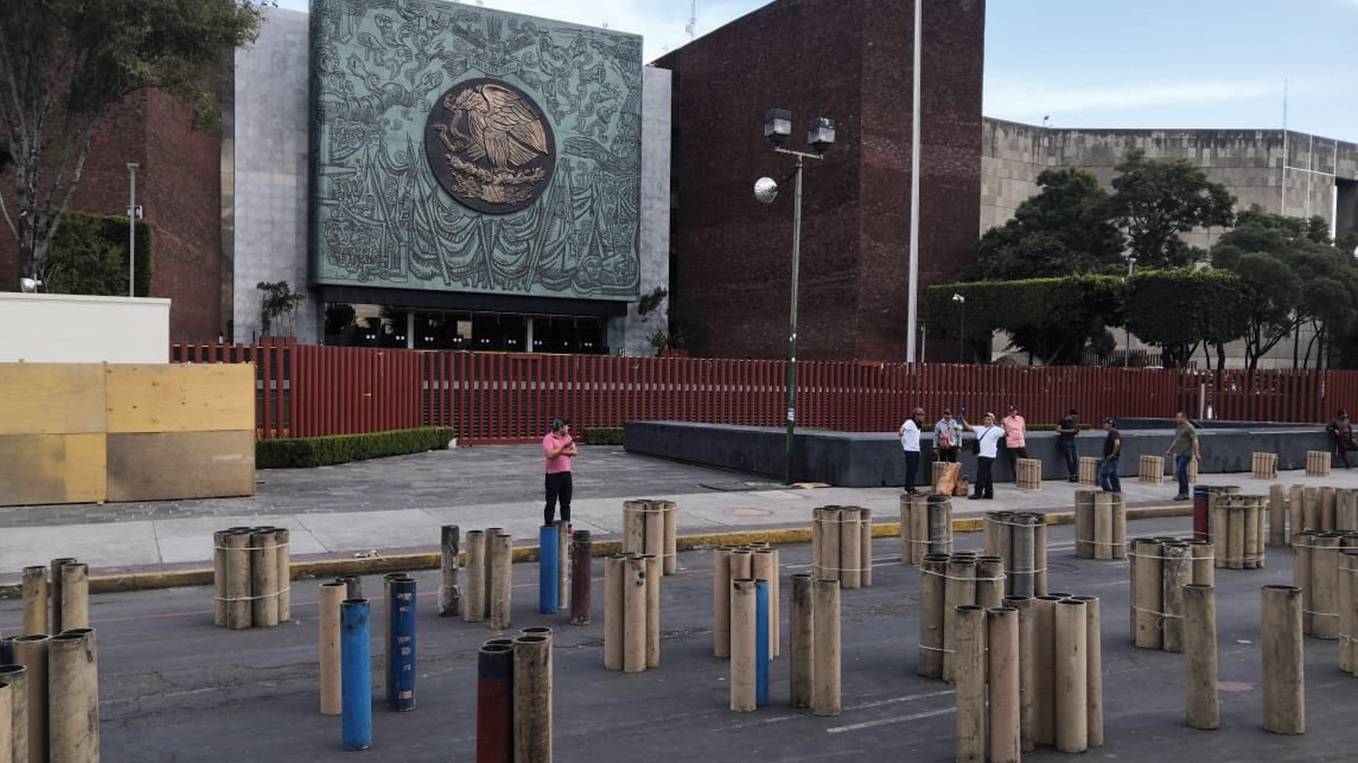 Habitantes de Tultepec prenden fuegos artificiales frente a San Lázaro en protesta