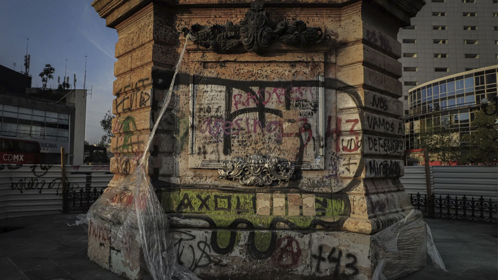 Vandalismo actúa en contra de la causa en la que creemos: Ebrard tras marcha feminista