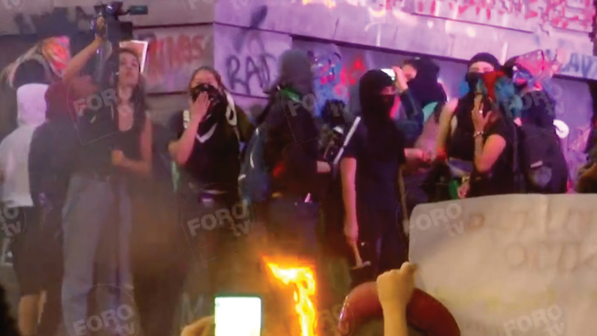 #Video Feministas vandalizan monumentos a Cuauhtémoc y a Colón