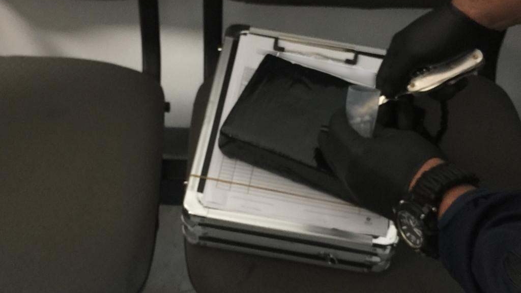 Detienen a venezolano en el AICM con al menos 10 kilos de cocaína