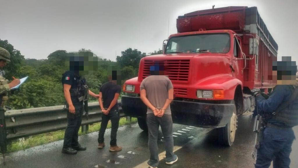 Rescatan a 100 migrantes en Veracruz; hay dos detenidos