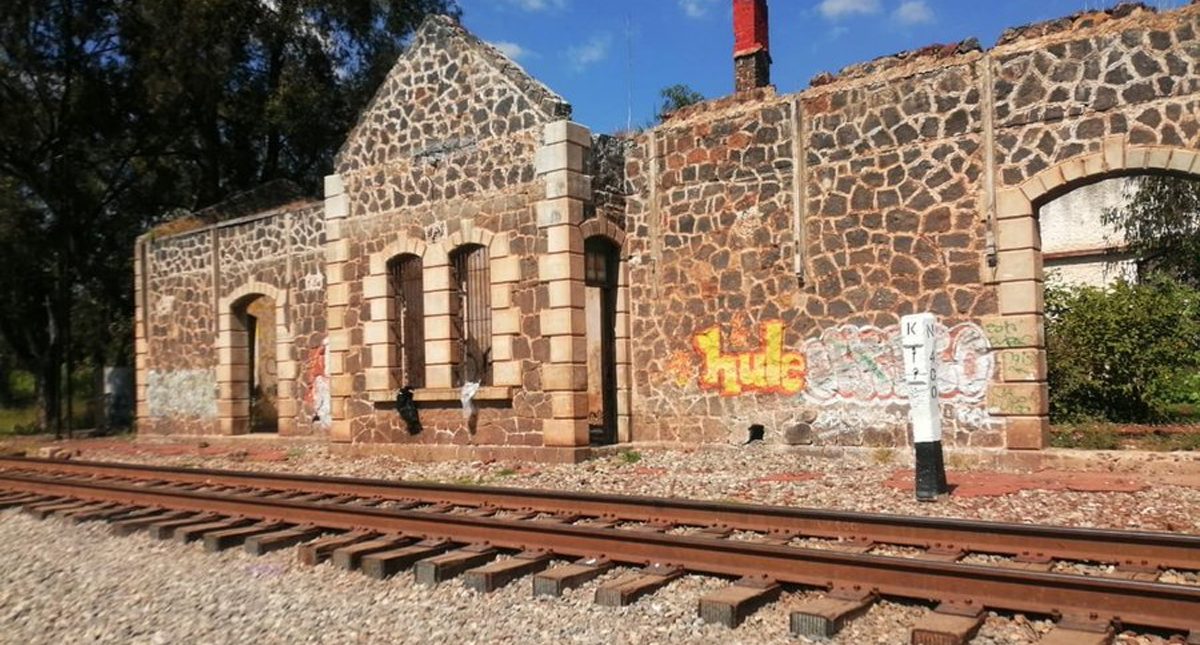 Normalistas liberan vías del tren en Michoacán tras diálogo con la Segob