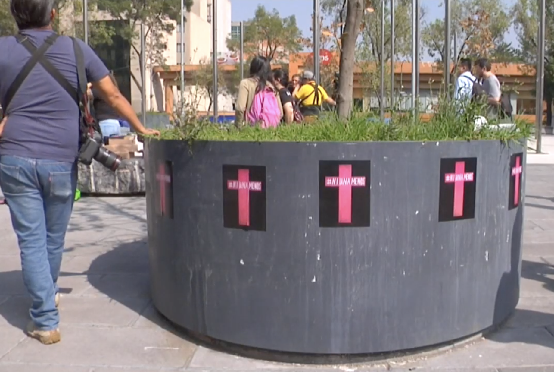 México se cubre de cruces rosas contra de la violencia machista