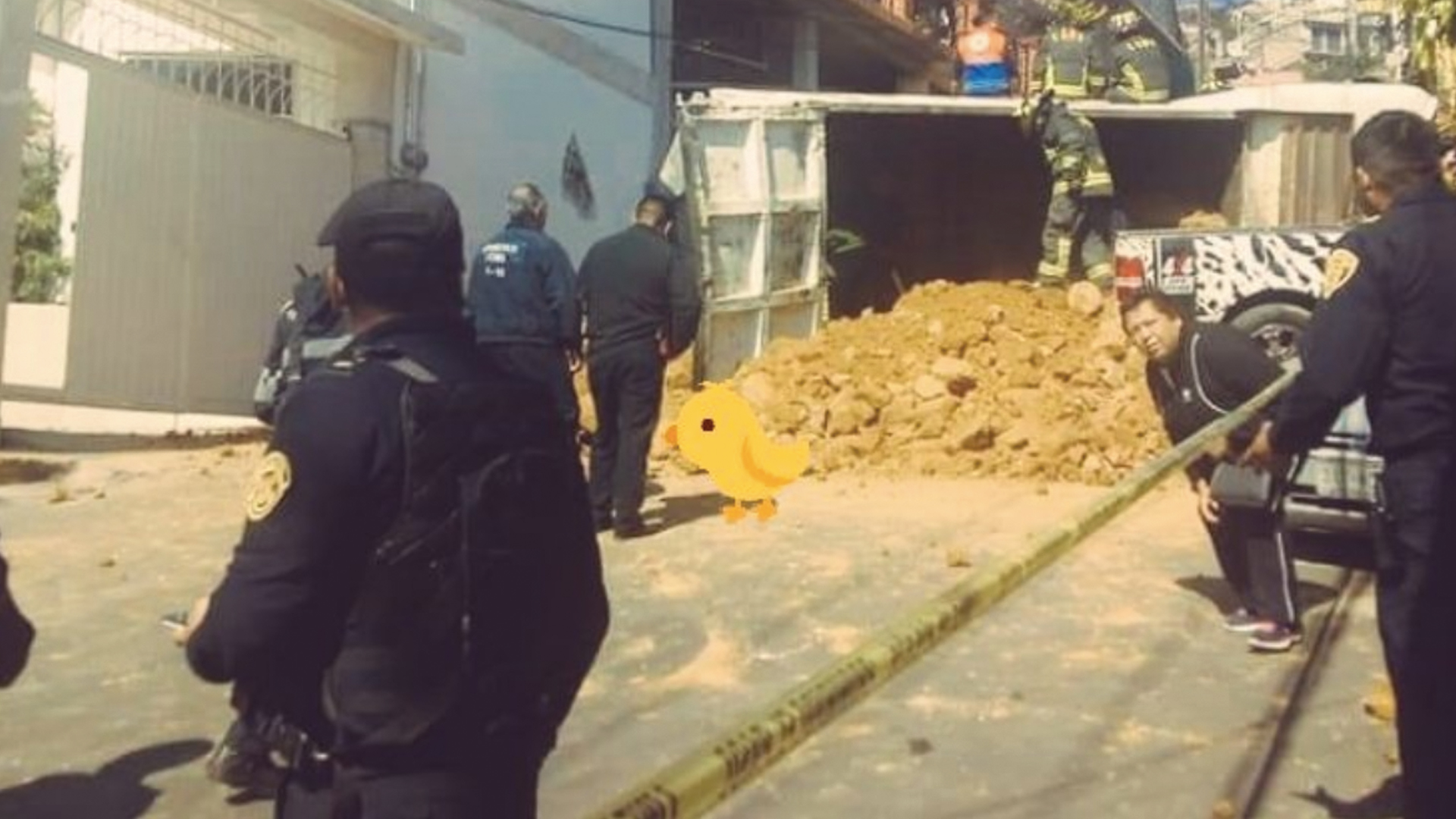 Camión vuelca al subir pendiente en Magdalena Contreras