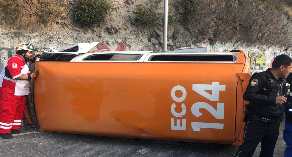 Volcadura de combi deja 12 pasajeros lesionados sobre la Av. Insurgentes