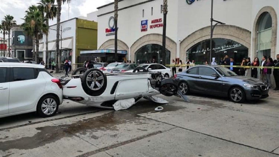 #Video Joven se desmaya y vuelca Porsche en León