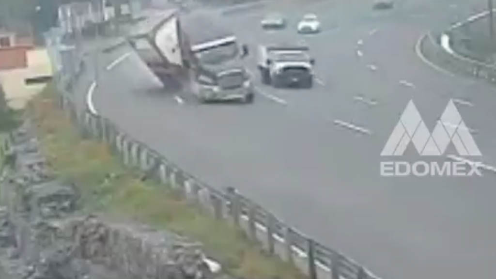 Tráiler se vuelca en la autopista México-Toluca