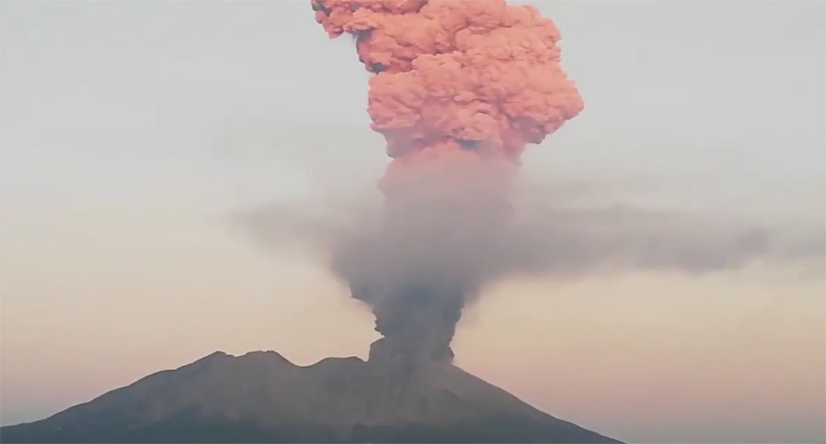 #Video Erupción del volcán Sakurajima eleva gran fumarola