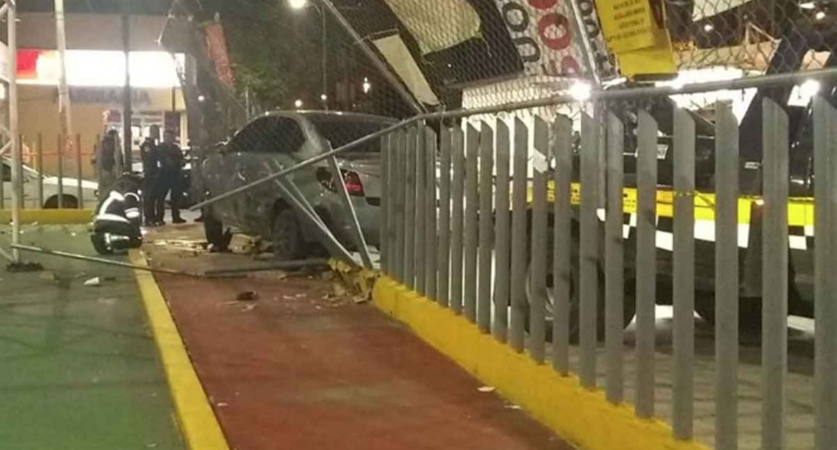 Conductor vuelca y atropella a hombre que cenaba tacos en Iztacalco
