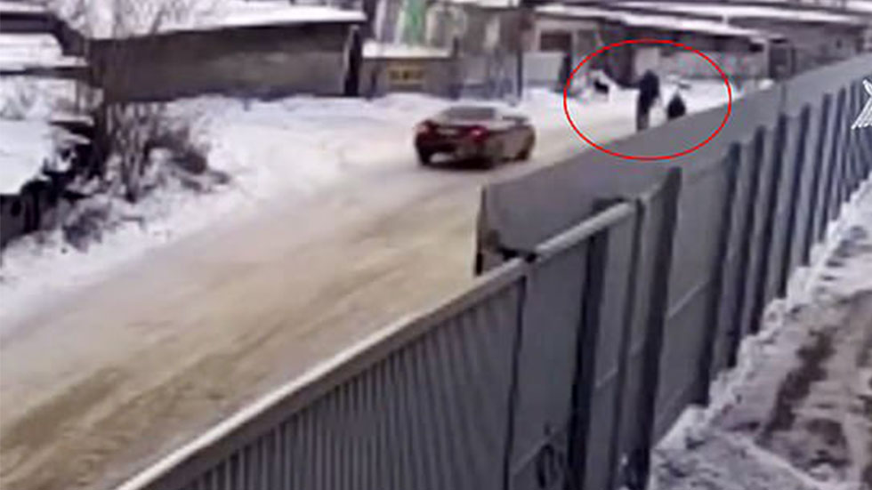 #Video Joven salva a niña de nueve años de pedófilo en Rusia - vyacheslav-y-sizykh-trataron-de-detener-el-vehiculo-para-salvar-a-la-nina