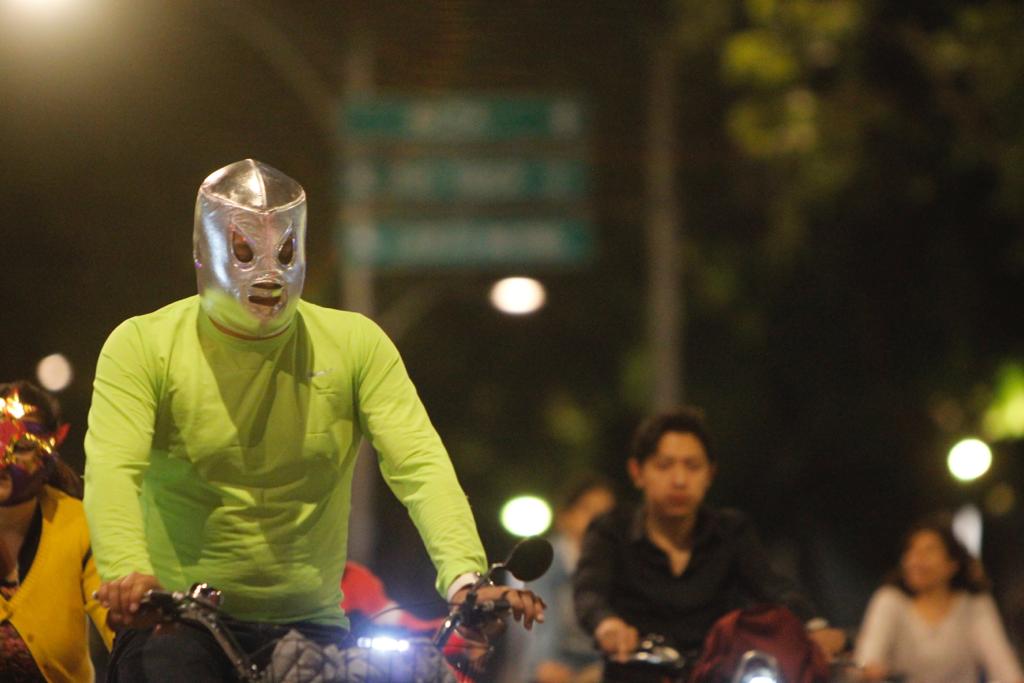 Paseo nocturno del Día de Muertos rompe récord de asistencia