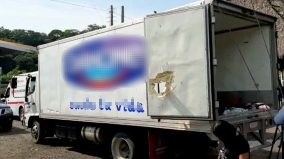 Rescatan a 58 migrantes en vehículo apócrifo de Danone en Veracruz