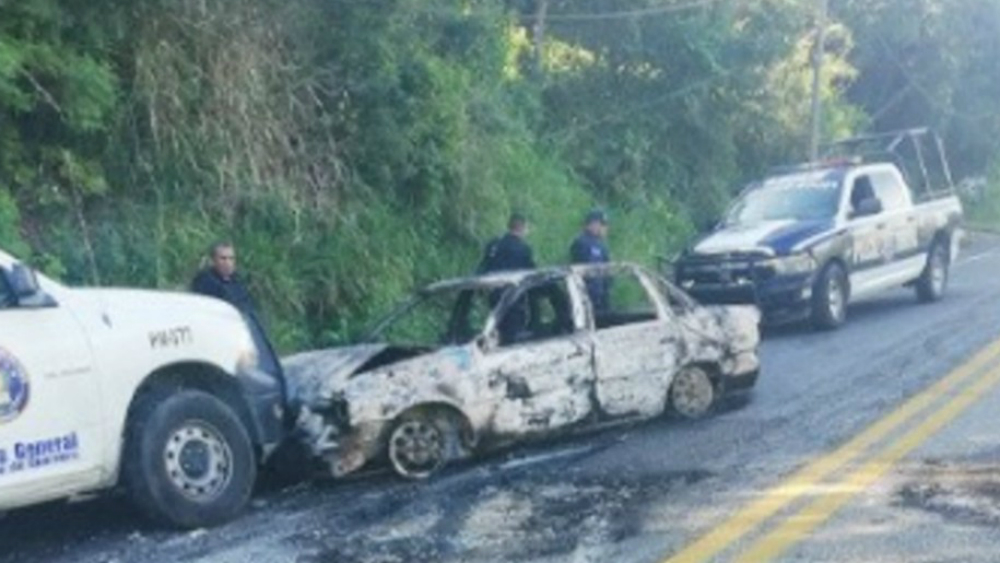 Civiles armados bloquean y queman vehículos en carretera de Acapulco