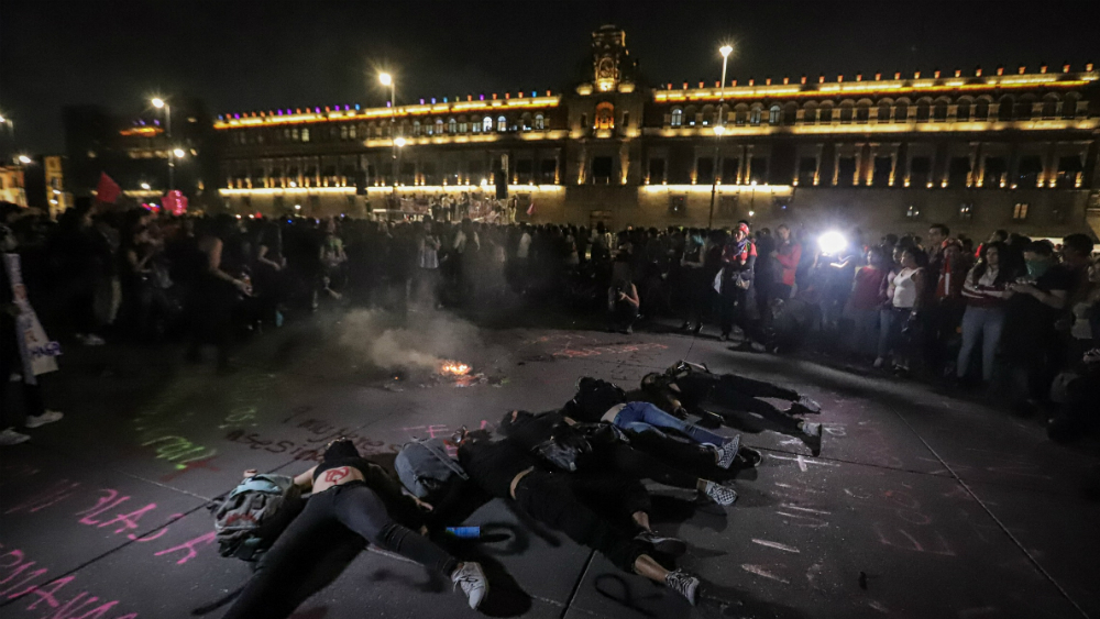 Cierran estación del Metro Zócalo hasta nuevo aviso