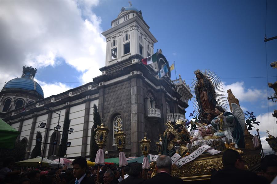 Guatemaltecos devotos encomiendan sus niños a la Virgen de Guadalupe