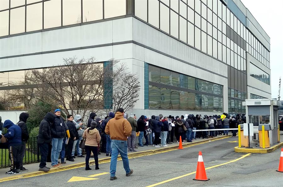 Migrantes retan al frío para solicitar licencias de conducir en Nueva York - 1e7da21efc6801c7fe8120e0c016804ea1b32fcaw