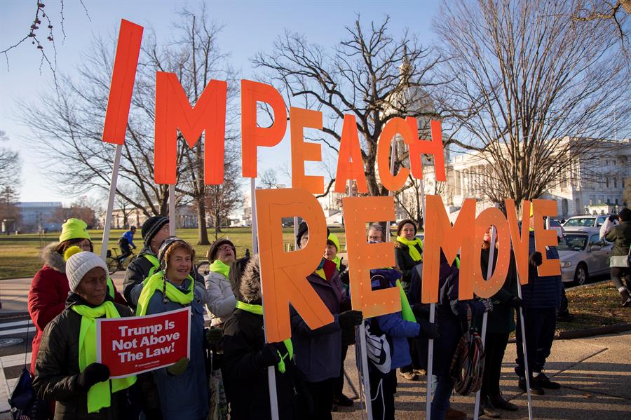 Partidarios del impeachment contra Trump se concentran frente al Capitolio - 36c47fb87ad96ce72e92f73bab3662ddca289d73w