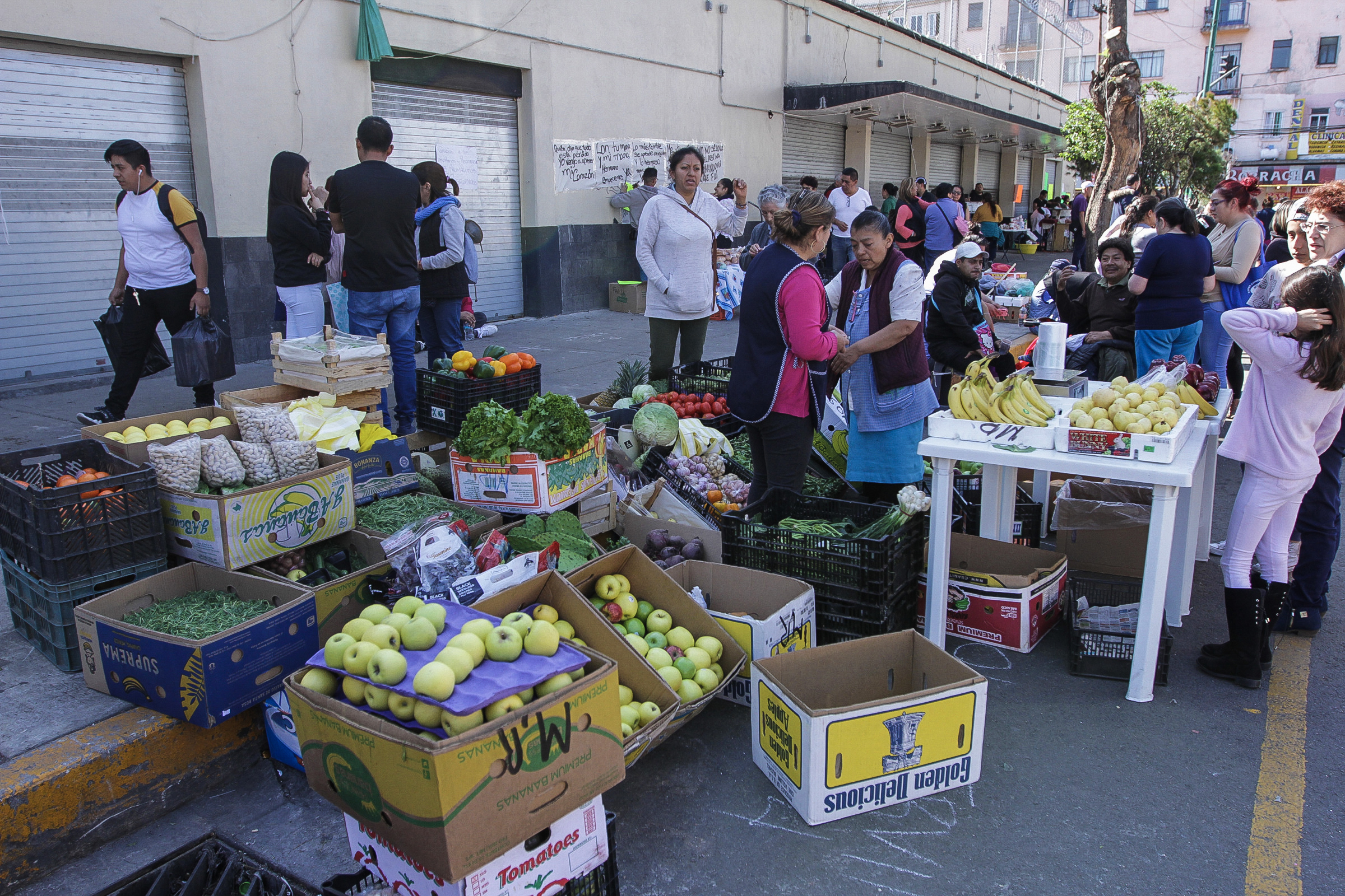 Locatarios del mercado de San Cosme venden en el estacionamiento tras incendio - 91224087