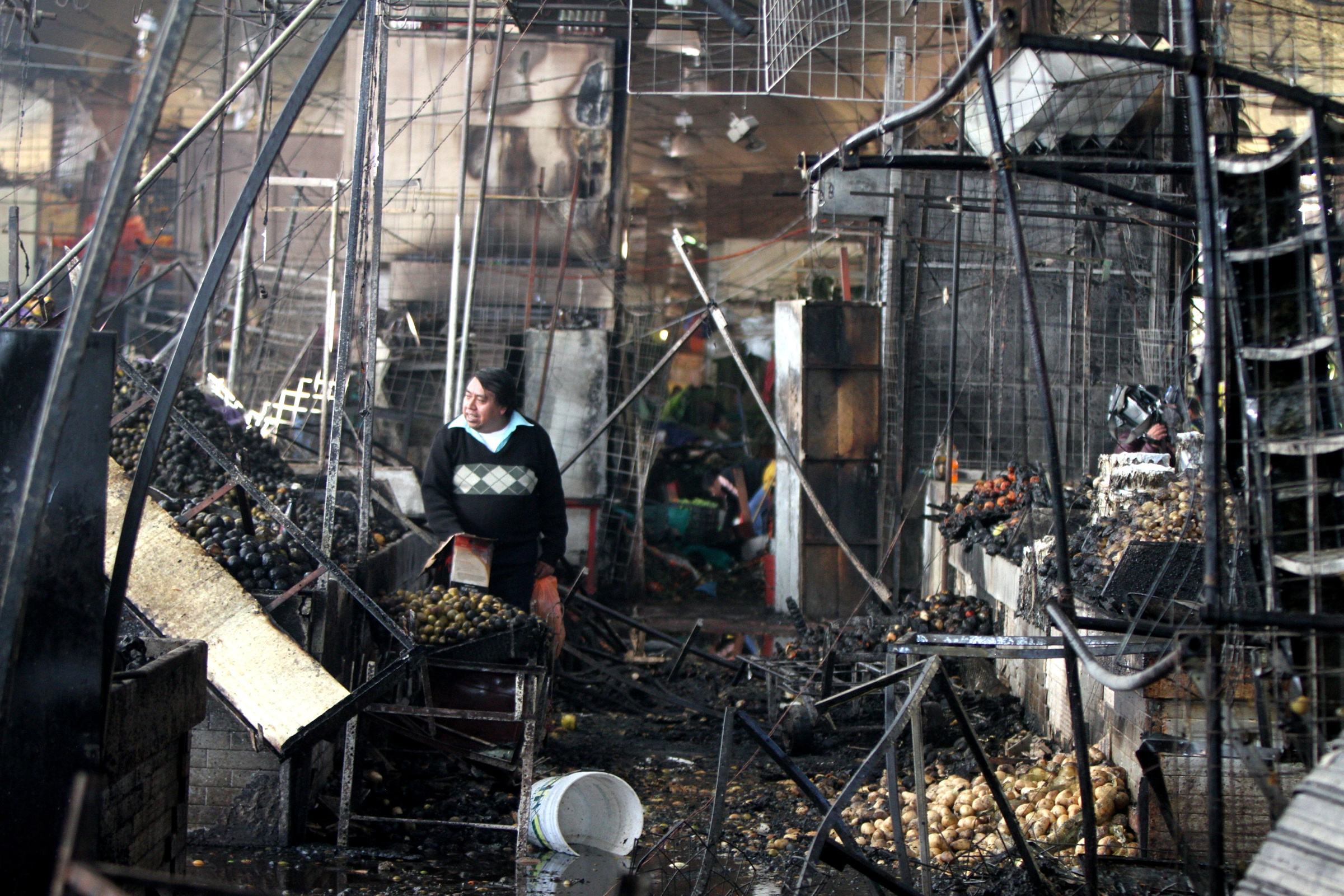 Así quedó el mercado de La Merced tras el incendio en la nave mayor - 91225065