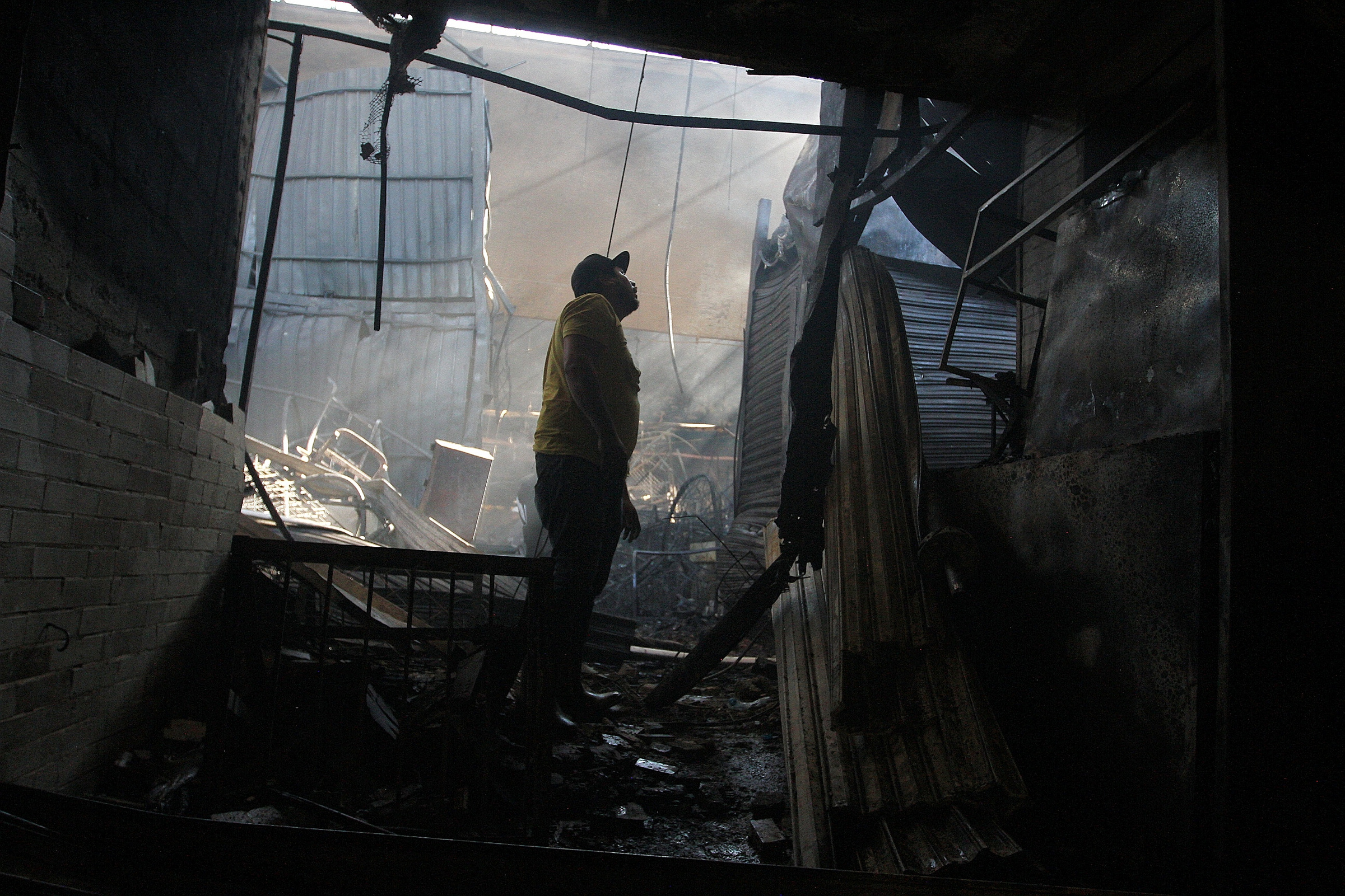 Así quedó el mercado de La Merced tras el incendio en la nave mayor - 91225075