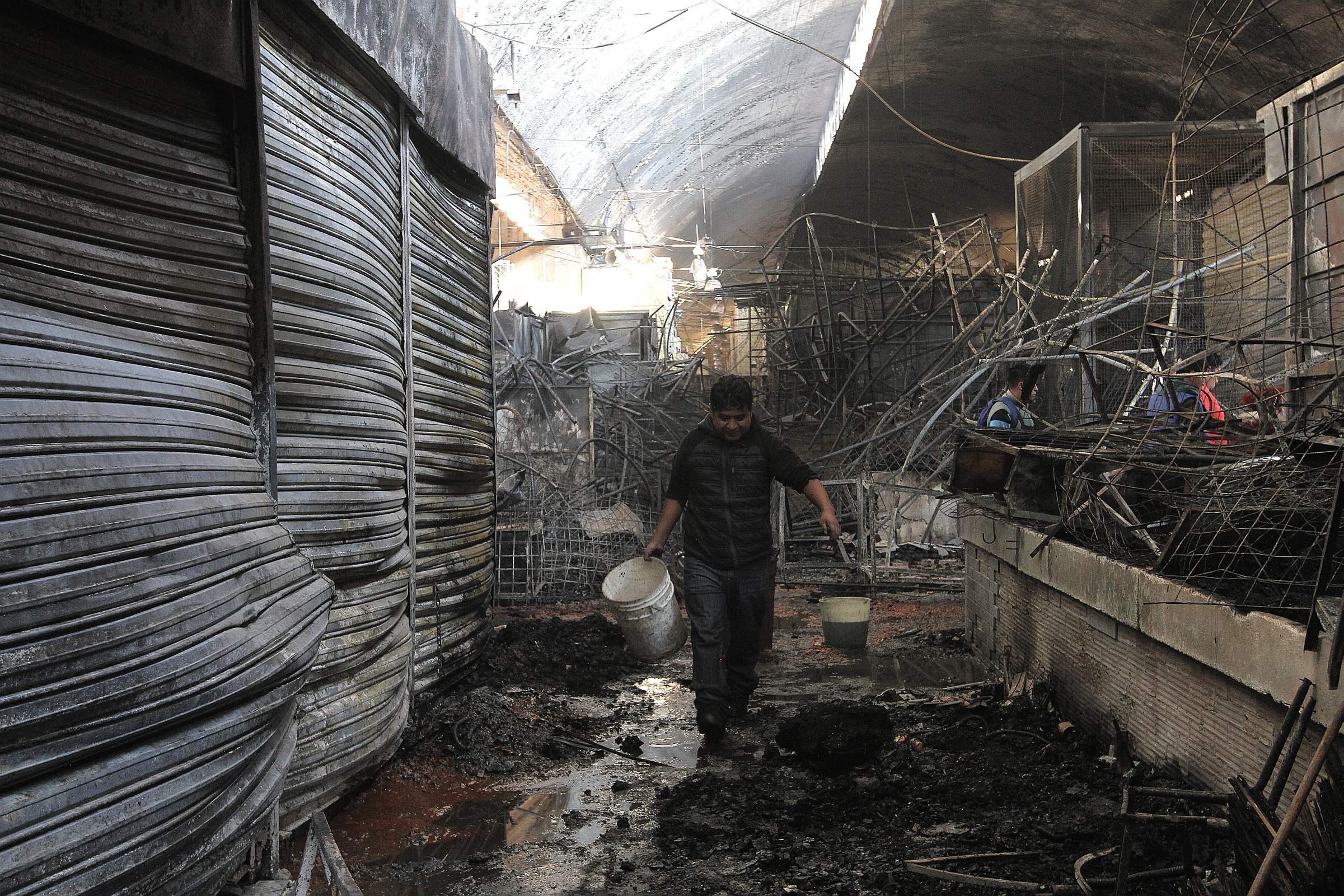 Así quedó el mercado de La Merced tras el incendio en la nave mayor - 91225076