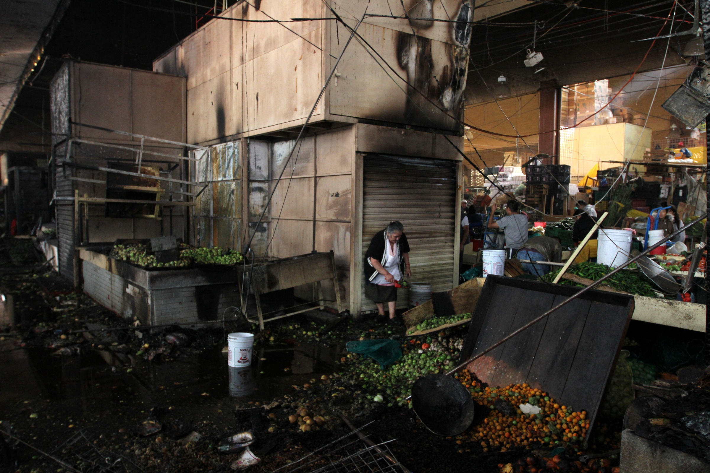 Así quedó el mercado de La Merced tras el incendio en la nave mayor - 91225077