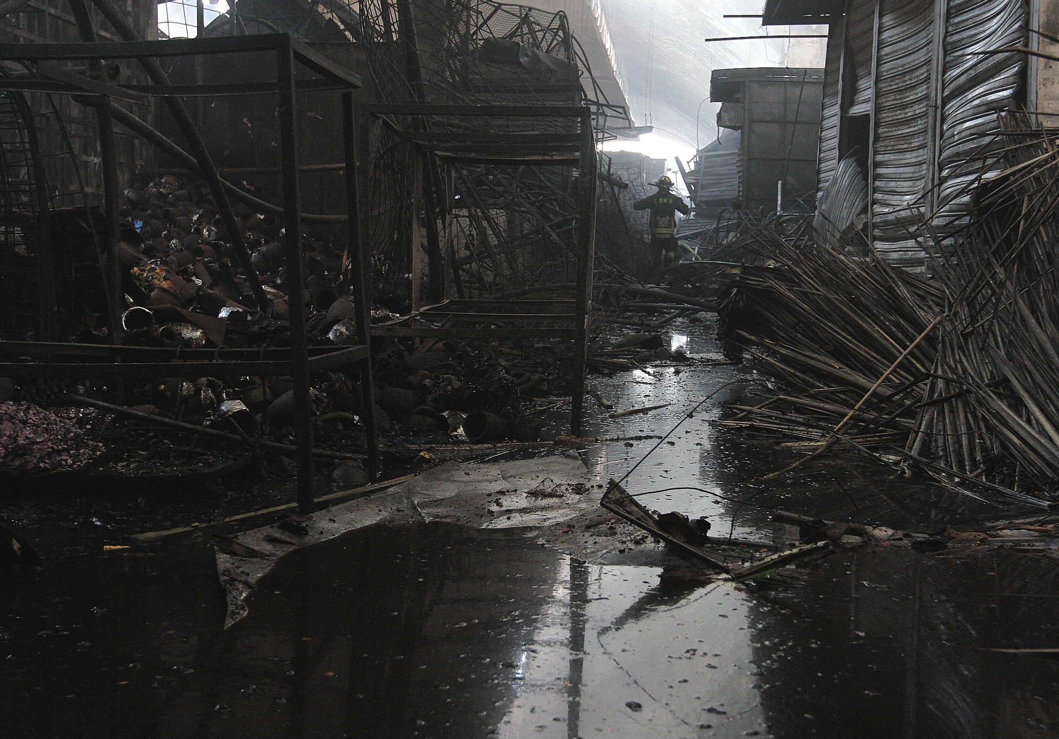 Así quedó el mercado de La Merced tras el incendio en la nave mayor - 91225078