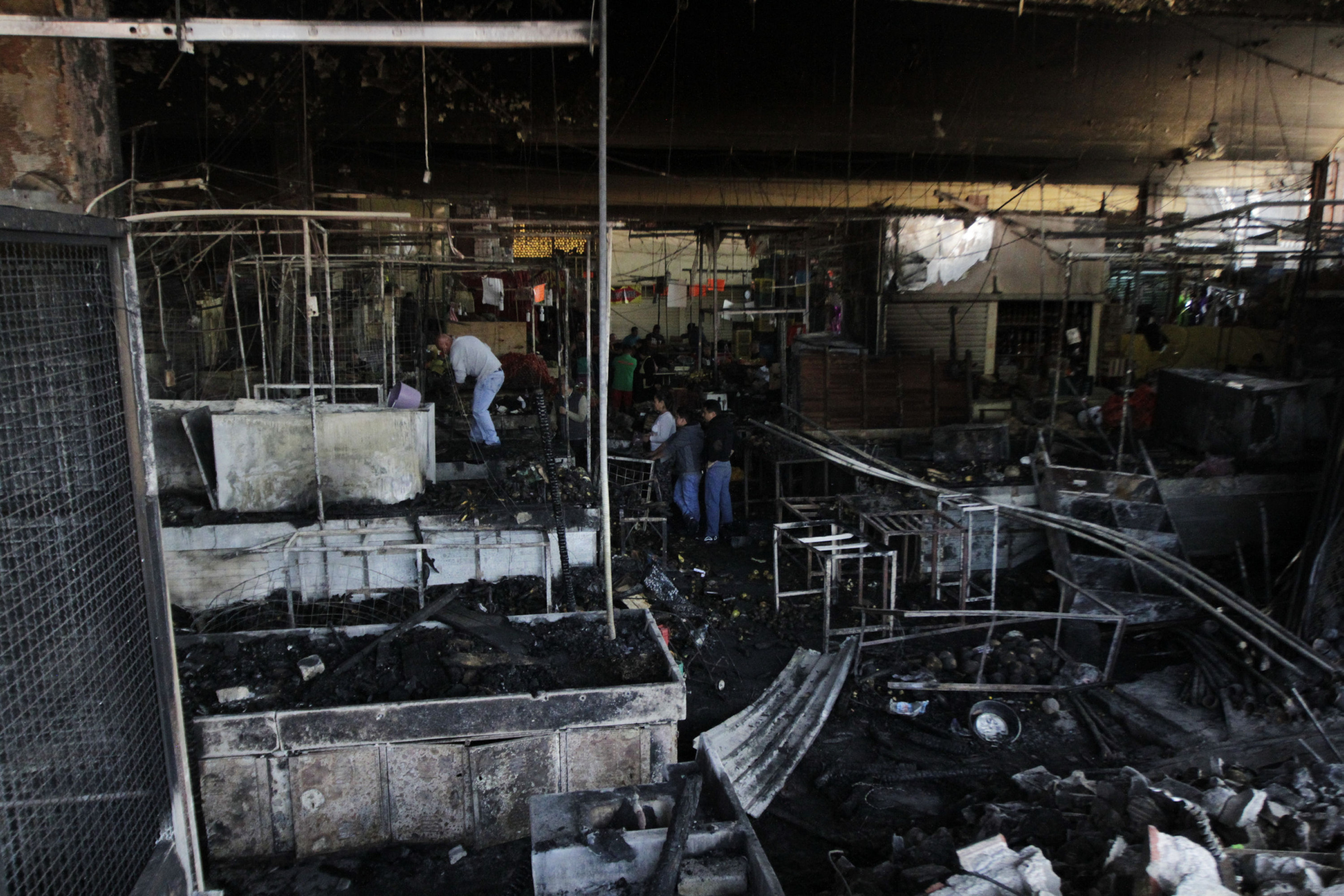 Así quedó el mercado de La Merced tras el incendio en la nave mayor - 91225115