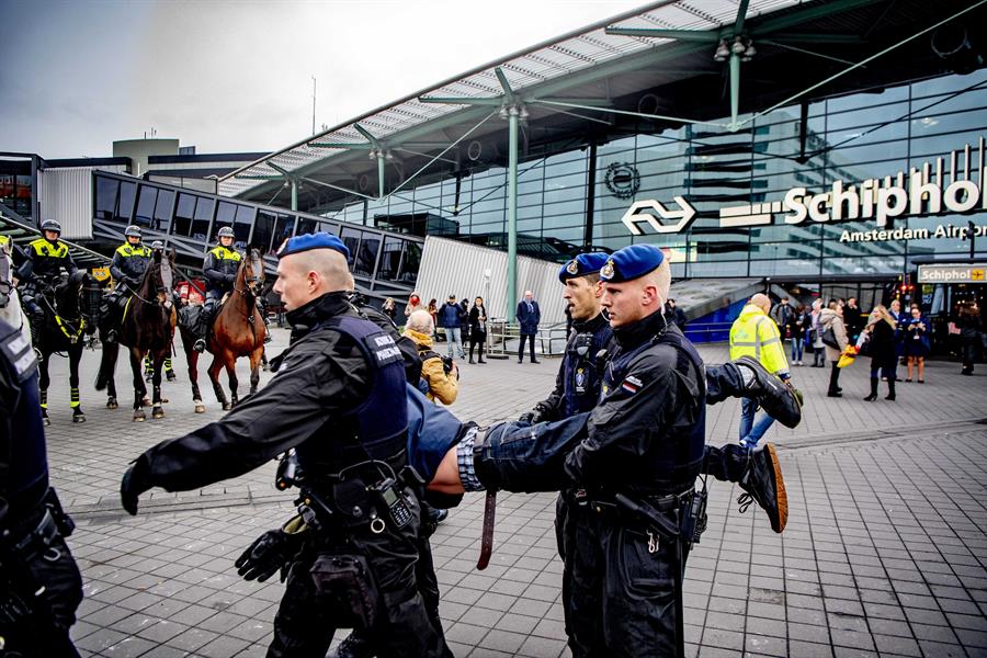Policía desaloja a activistas de Greenpeace del aeropuerto de Ámsterdam - 9497bc7e26e2081d4b3887f4aa1d73b7ffa296c5w