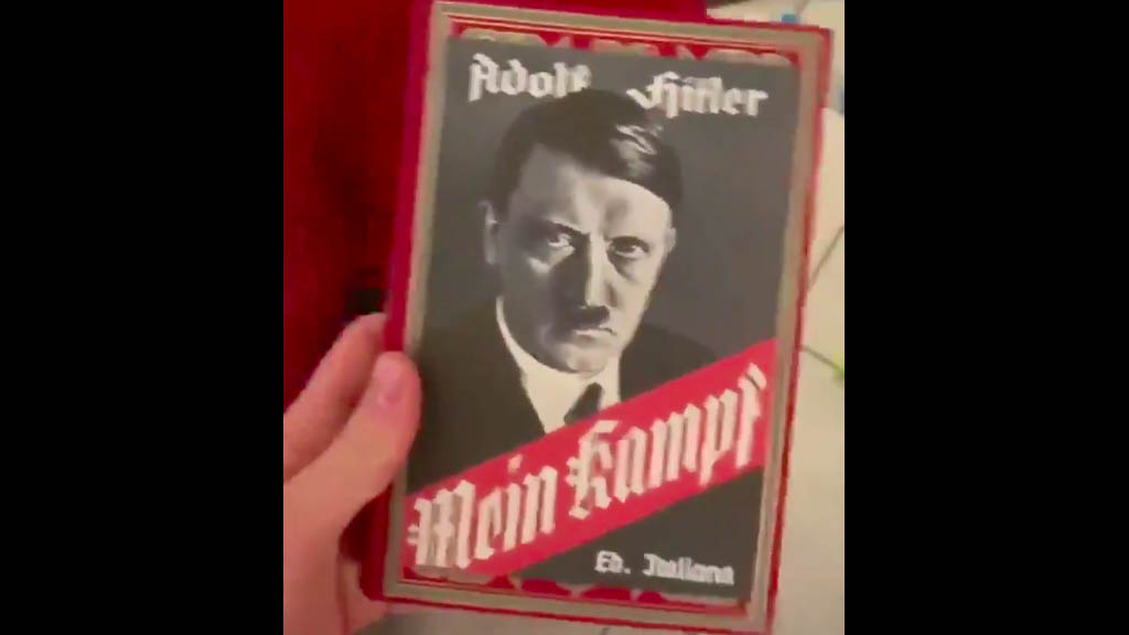 #Video Abuelo se confunde y regala manifiesto de Hitler a su nieto